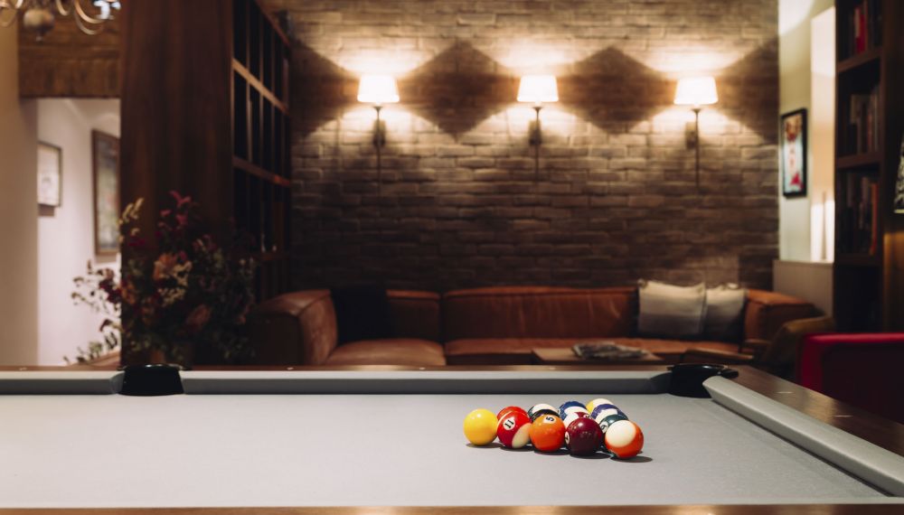 Lounge mit Billard Tisch im Designhotel Cortisen am Wolfgangsee