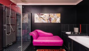 Extravagantes Badezimmer der Black Suite im Boutiquehotel Cortisen am Wolfgangsee mit moderner Dusche und eleganter Badewanne