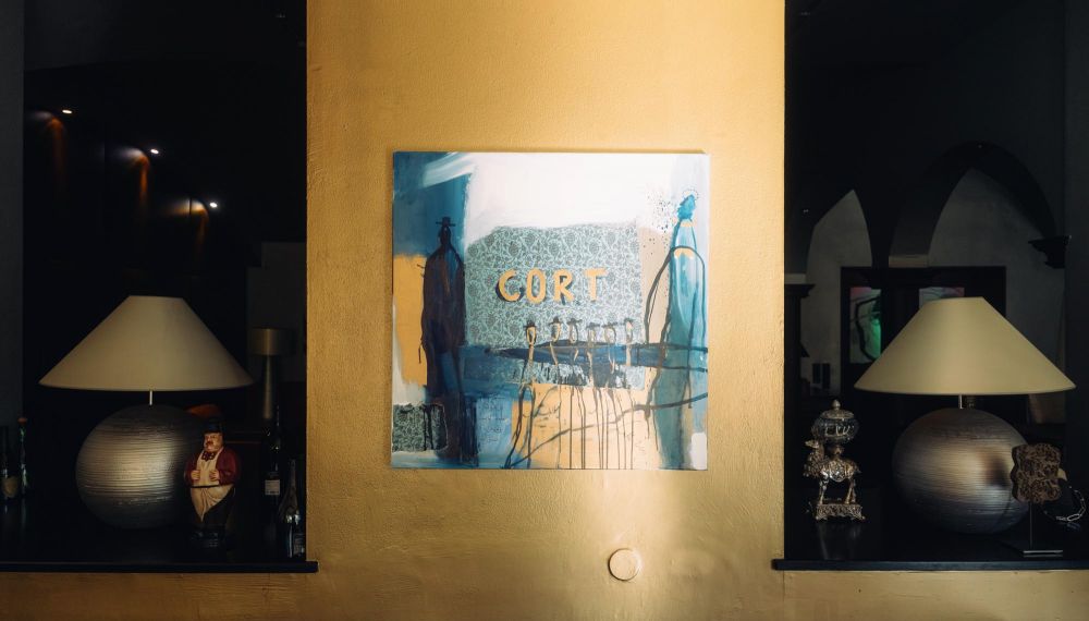 Kunstgemälde hängt im Designhotel Cortisen am See im Salzkammergut an einer Wand