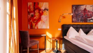 Deluxe Zimmer Seeblick im Boutiquehotel Cortisen am Wolfgangsee mit stilvollem Design, modernen Kunstwerken und hochwertigem Interieur