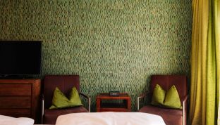 Detailaufnahme im Deluxe Zimmer Seeblick im Boutiquehotel Cortisen am Wolfgangsee mit edlen Designelementen und moderner Atmosphäre