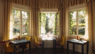 Tische im Gourmet Restaurant für das Frühstück im Designhotel Cortisen am Wolfgangsee im Salzkammergut