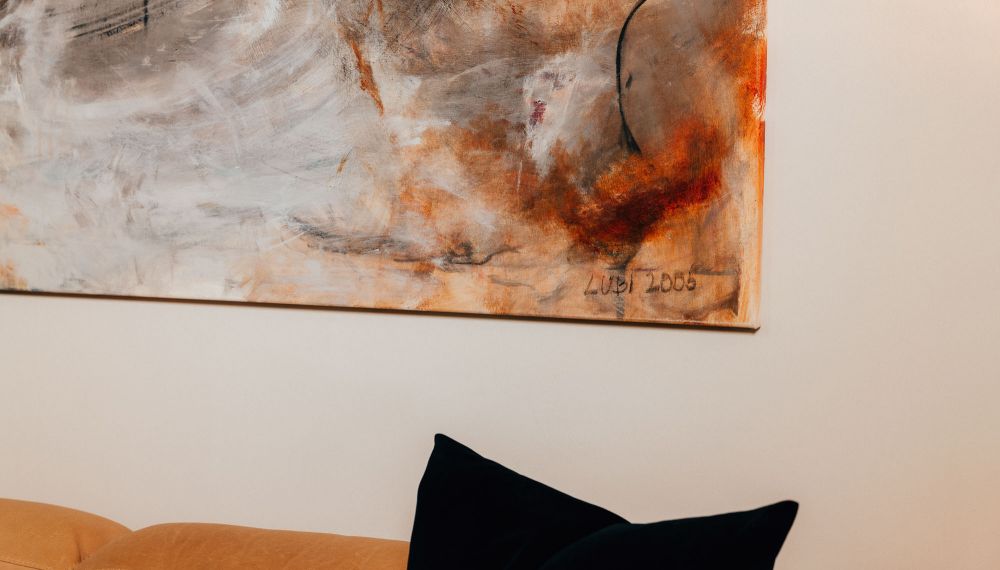 Gemälde in Erdtönen im Designhotel Cortisen am Wolfgangsee