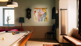 abstraktes Kunst-Gemälde in der Billard Lounge des Designhotels Cortisen am See