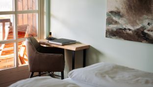Detailaufnahme in der Loft Suite im Boutiquehotel Cortisen am Wolfgangsee mit hochwertigen Materialien und modernem Interieur