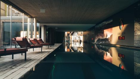 Pool mit Liegestühlen im 4-Sterne Superior Hotel am Wolfgangsee im Salzburger Land