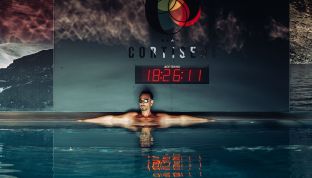 Mann im Infinity-Pool im Hotel Cortisen am Wolfgangsee