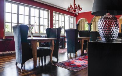 Tische im Restaurant am Wolfgangsee im 4-Sterne Hotel Cortisen im Salzkammergut