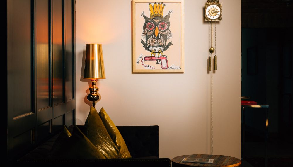 Gemälde einer Eule im Designhotel Cortisen am Wolfgangsee im Salzkammergut