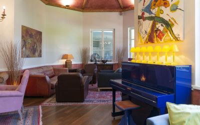 Piano und Sitzecken im Boutique Hotel Cortisen am Wolfgangsee im Salzkammergut