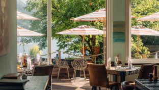 Blick auf die Sommer Terrasse und den Wolfgangsee im Adult Only Boutique Hotel Cortisen am See