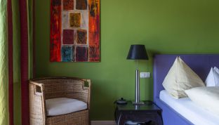 Kunstgemälde neben dem Bett im Standard Doppelzimmer im Boutique Hotel Cortisen am Wolfgangsee