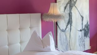 Bett im Design Zimmer im Designhotel Cortisen am Wolfgangsee im Salzkammergut