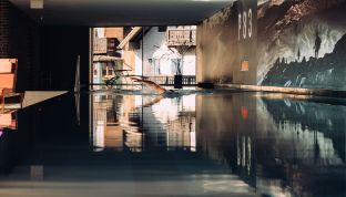 Mann absolviert Triathlon Training im Pool im Aktivhotel Cortisen am Wolfgangsee