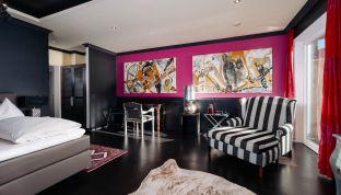 Moderne Black Suite im Boutiquehotel Cortisen am Wolfgangsee mit stilvollen Details und exklusivem Wohnkomfort