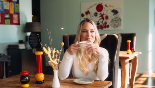 Frau trinkt Kaffee im Restaurant am Wolfgangsee mit Seeblick