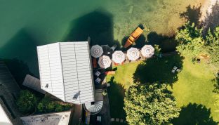 Liegefläche und Seezugang des 4-Sterne Superior Hotels Cortisen am Wolfgangsee im Salzkammergut
