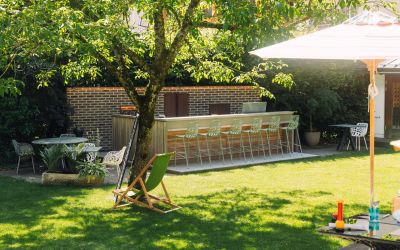 Garten mit Bar und Liegestuhl des Adults Only Boutique Hotel Cortisen am Wolfgangsee im Salzkammergut im Sommer