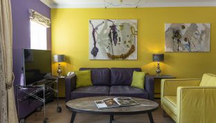 kunstvoll gestaltete Sitzecke der Owner Suite im 4-Sterne Boutique Hotel Cortisen am Wolfgangsee