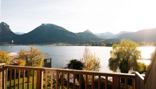 Aussicht aus der Red Suite Design Suite im Boutiquehotel Cortisen am Wolfgangsee mit freiem Blick auf den See und die umliegende Natur