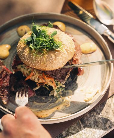 Burger im Restaurant im Adults Only Hotel Cortisen am Wolfgangsee