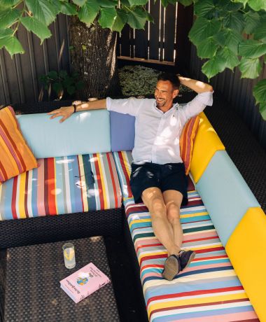 Mann entspannt im Adults Only Boutique Hotel Cortisen am Wolfgangsee