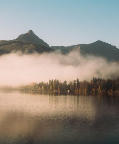 Sonnenaufgang über dem Wolfgangsee mit Nebel am Boutique Hotel Cortisen am See