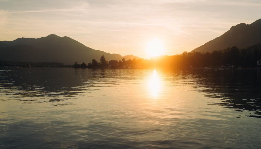 Blick vom 4-Sterne Hotel Cortisen auf den Sonnenuntergang über dem Wolfgangsee