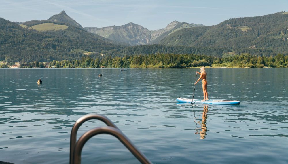 Frau auf einem Stand Up Paddle Board auf dem Wolfgangsee im Aktivhotel Cortisen am See