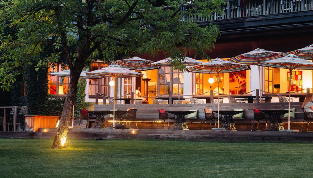 hell erleuchtete Veranda des Boutique Hotels Cortisen mit direktem Seezugang