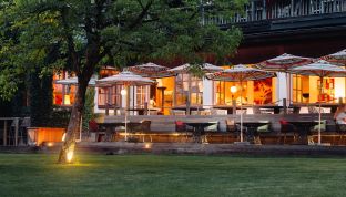 hell erleuchtete Veranda des Boutique Hotels Cortisen mit direktem Seezugang