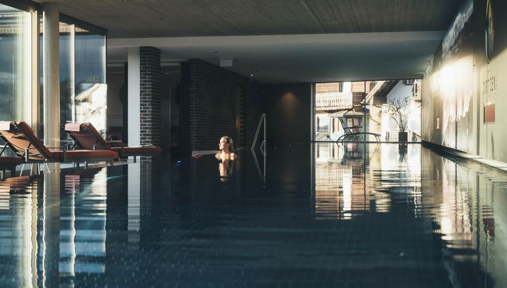 Frau im Pool im Boutique Hotel Cortisen am Wolfgangsee