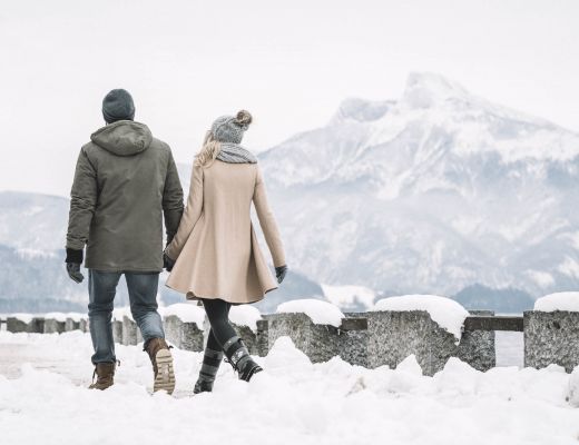 Paar beim Winterspaziergang beim Mondsee