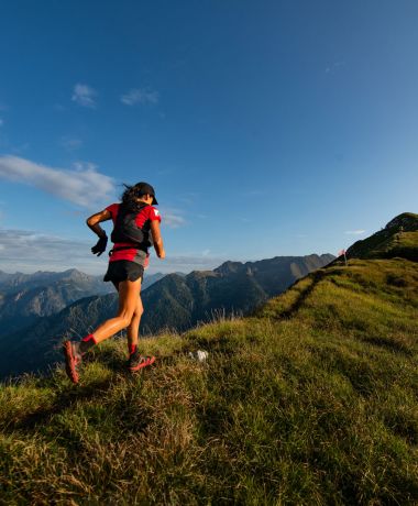 Frau beim Triathlon Training in der Natur rund um den Wolfgangsee