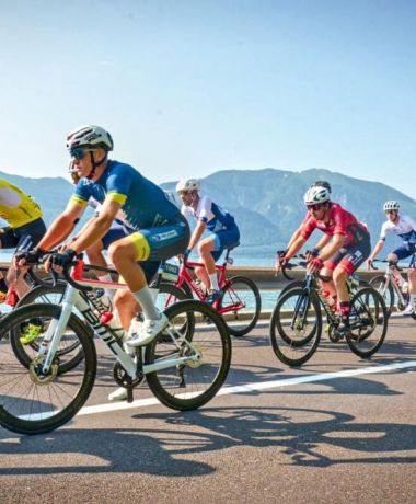 Fahrradfahrer beim Mondsee 5 Seen Radmarathon im Salzkammergut