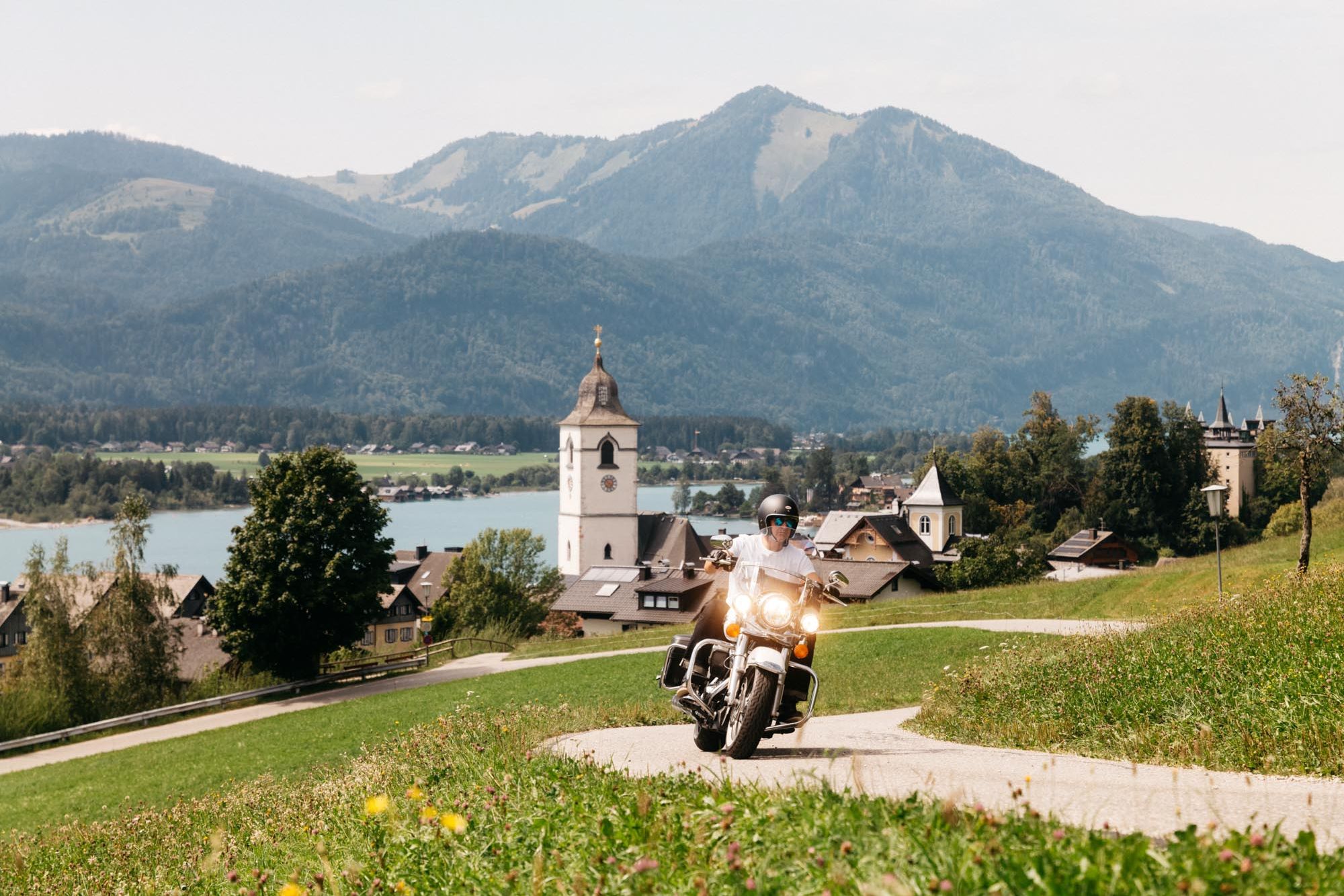 Mann macht eine Motorradtour im Salzkammergut mit Harley