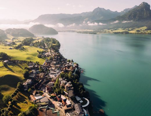 Blick auf St. Wolfgang mit 4-Sterne Hotel Cortisen direkt am See