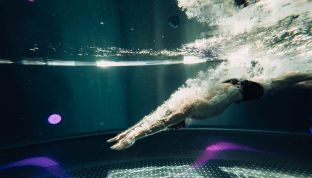 Mann schwimmt im Adults Only Hotel Pool am Wolfgangsee im Salzkammergut