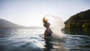 Frau beim Baden im Wolfgangsee