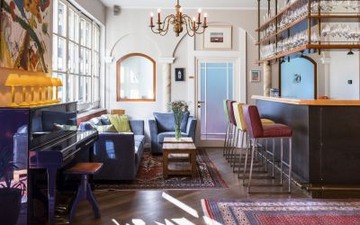 Stilvoll eingerichtete Bar mit Piano im Designhotel Cortisen am Wolfgangsee im Salzkammergut