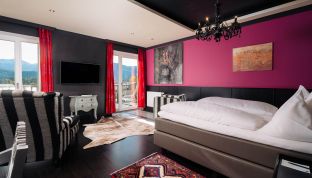 Design Suite Black Suite im Cortisen am Wolfgangsee mit modernem Interieur und stilvoller Atmosphäre