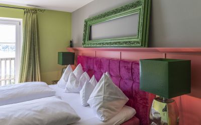 Bett im Zimmer mit Premium Seeblick im Boutqiue Hotel am Wolfgangsee