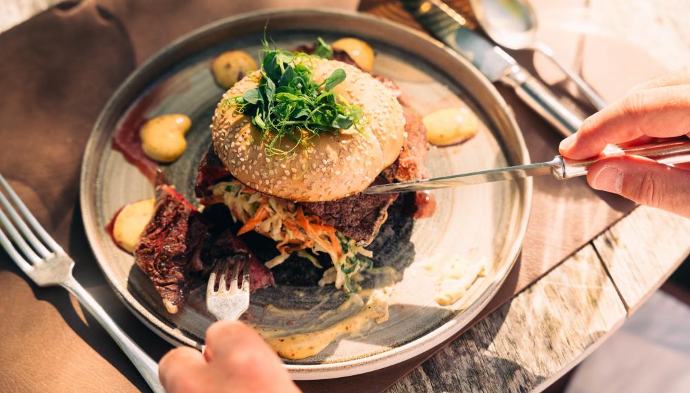 Burger essen im Restaurant Cortisen am Wolfgangsee mit direktem Seezugang