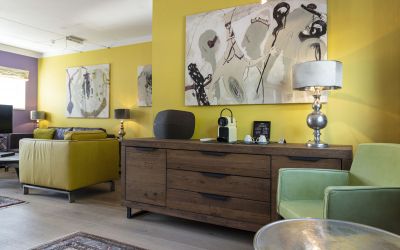 Farbenfrohe Einrichtung einer Designer Suite im Arthotel Cortisen am Wolfgangsee im Salzburger Land