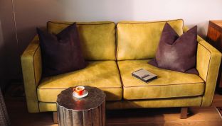 Couch im Designhotel Cortisen am Wolfgangsee