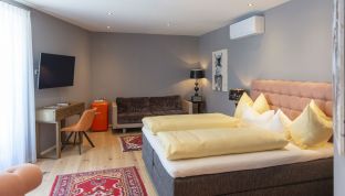 Doppelzimmer Deluxe mit Doppelbett und Bergblick im Boutiquehotel Cortisen am Wolfgangsee