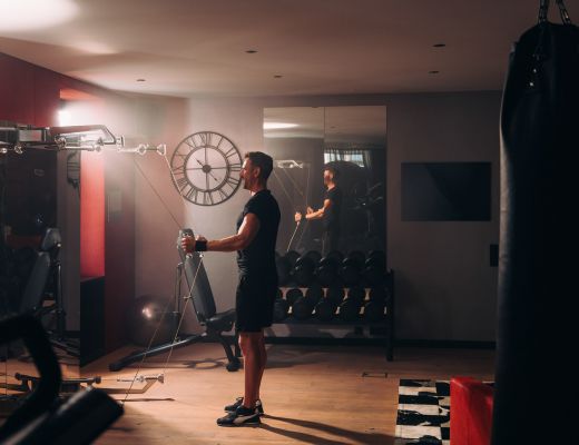Mann im Fitnessstudio im Aktivhotel Cortisen am See in Österreich