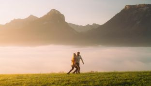 Paar im Nebel beim Luxushotel Cortisen am See im Salzkammergut