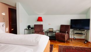 Interieur der Loft Suite im Boutiquehotel Cortisen am Wolfgangsee mit stilvollem Design, gemütlichem Wohnbereich und hochwertiger Ausstattung