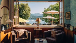 Ausblick aus der Lounge des Adult Only Hotels Cortisen auf den Wolfgangsee im Sommer